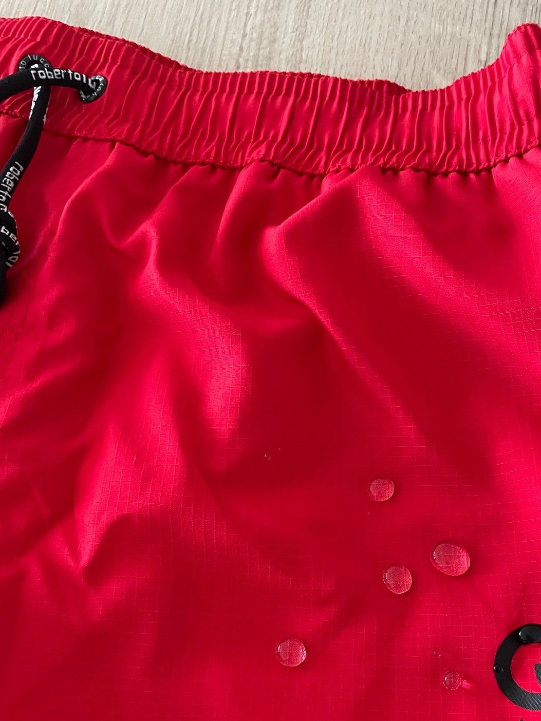 Pantaloni scurți de baie Roberto Lucca din material Hi-Tech — picăturile de apă alunecă de pe suprafața țesăturii