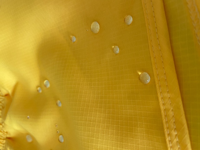 Costume de baie Roberto Lucca — picături de apă pe materialul Hi-Tech rezistent la mare și piscină